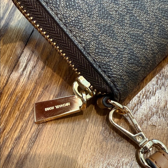 Michael Kors Jet Set Signature Logo Smartphone Wristlet
